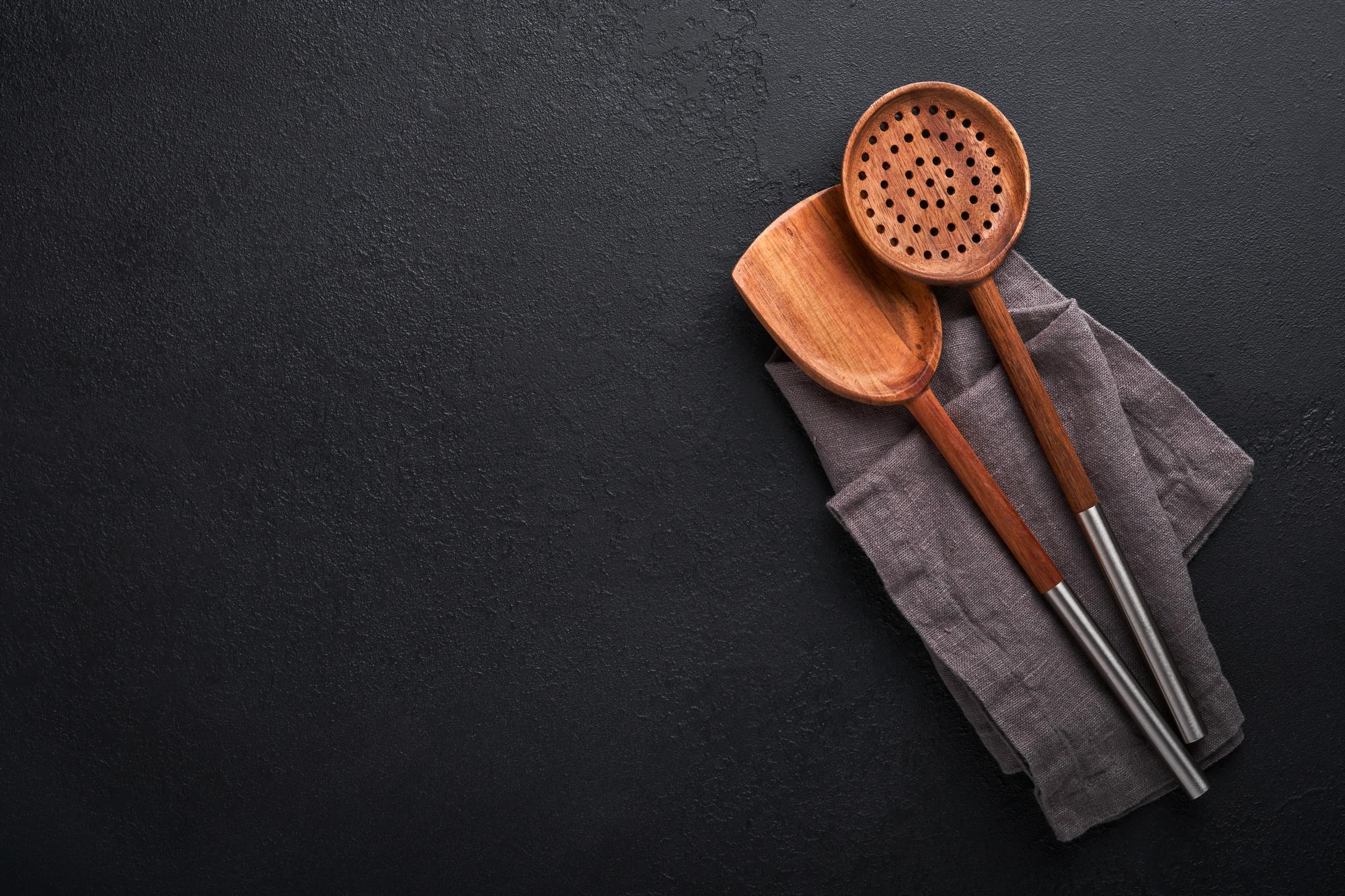 Set di utensili da cucina su fondo scuro